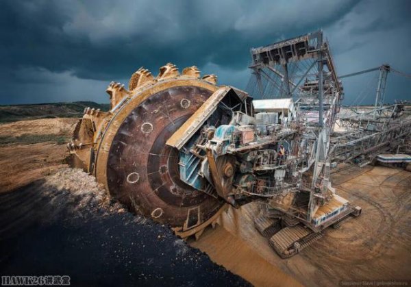 鼎冠策略资 纳扎罗夫斯基露天煤矿的开采流程 巨型机械昼夜不停 彻底改变地貌